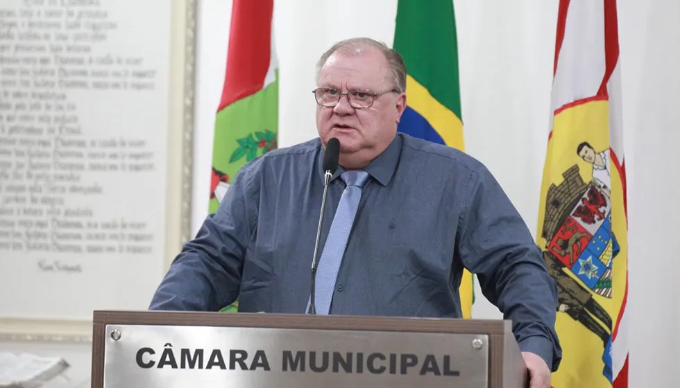 Elson Schütz recebe diploma de mérito em Blumenau