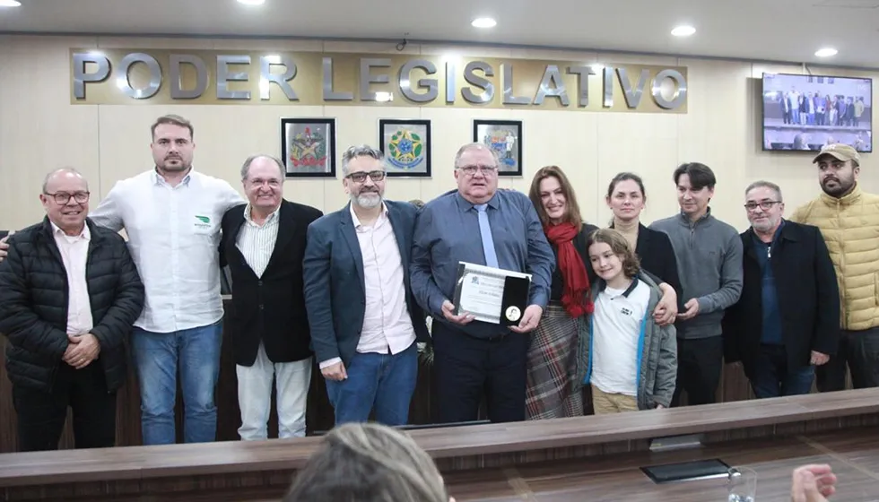 Elson Schütz recebe diploma de mérito em Blumenau