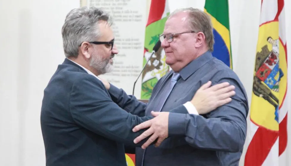 Elson Schütz recebe diploma de mérito em Blumenau