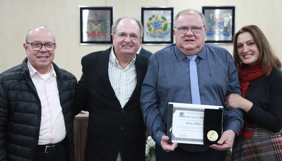 Elson Schütz recebe diploma de mérito em Blumenau