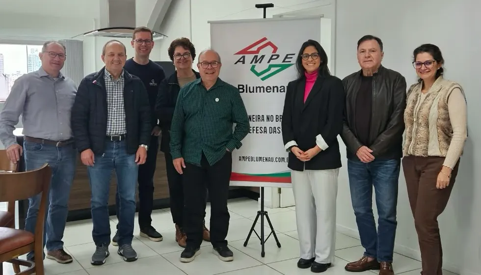 Secretária de Comunicação de Blumenau participa de reunião da Diretoria Executiva da AMPE
